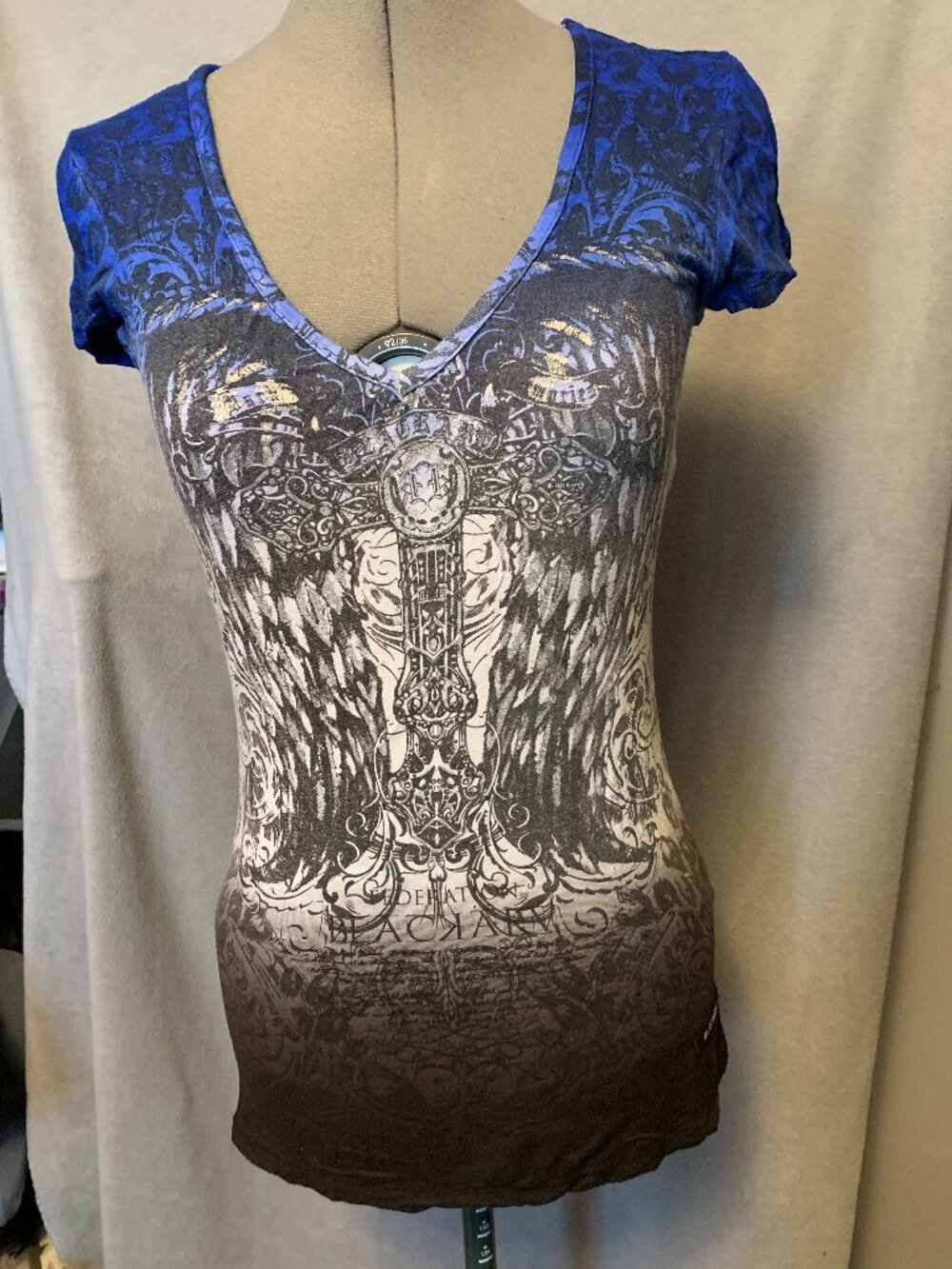 Karv - Blue white and grey ombre short sleeve top with silver graphic details -